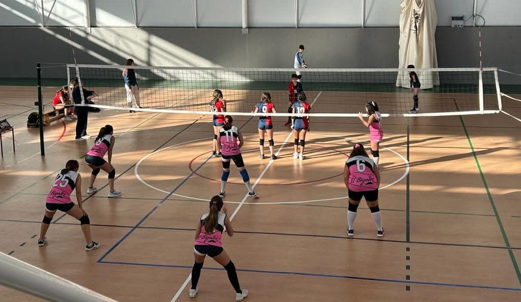 Jóvenes entrenando en la cancha de voleibol con entusiasmo